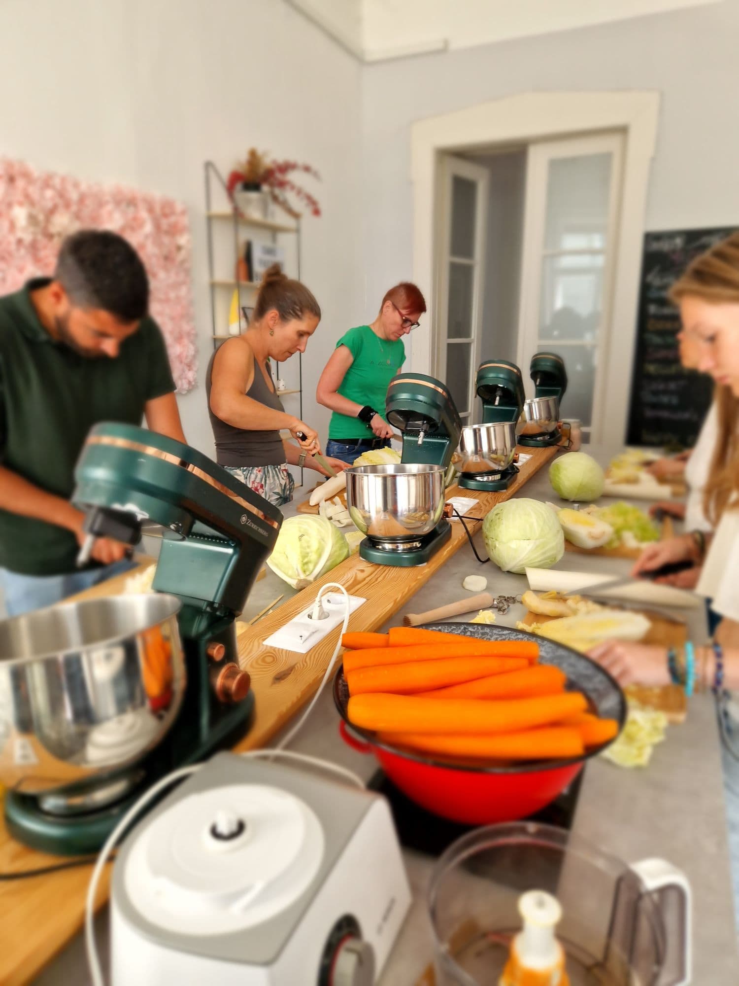 Fermentálás workshop: közös káposztagyalulás egy hosszú asztalnál