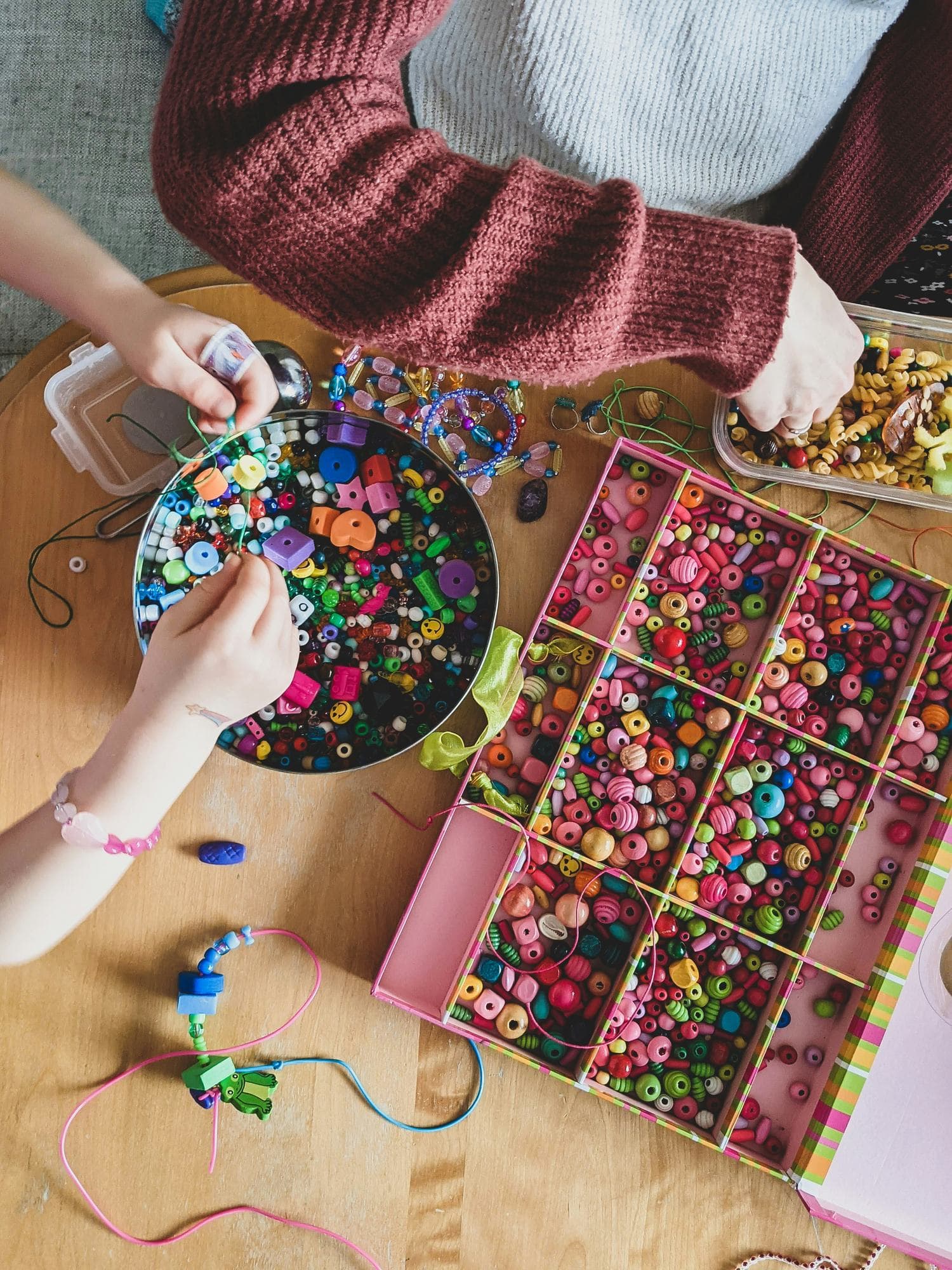 Gyöngyből készülő ékszerek egy kézimunka workshopon